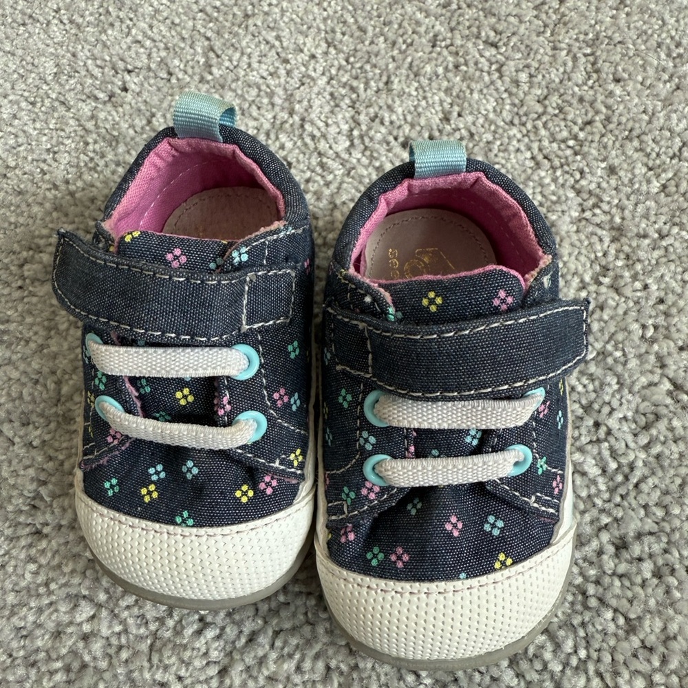 See Kai Run Stevie Mini Size 3 in Dark Blue Chambray Floral